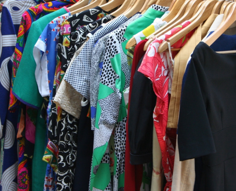magasin-ST CYR SUR MER-min_dresses_apparel_clothing_clothes_clothes_hangers_wooden_hangers_retail_shop_closet-1149845